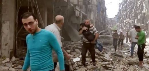 Lidé v troskách syrského města Aleppo.