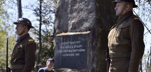 Pomník Adolfa Opálky, velitele výsadku.