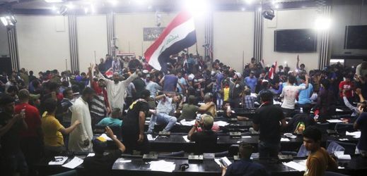 Příznivci šíitského duchovního Muktady Sadra v budově parlamentu.