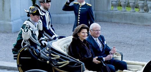 Švédský král přijíždí s chotí v kočáře.