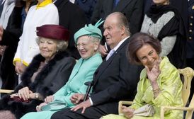 Na oslavu dorazila i (zleva) nizozemská královna, dánská královna španělský královská pár.