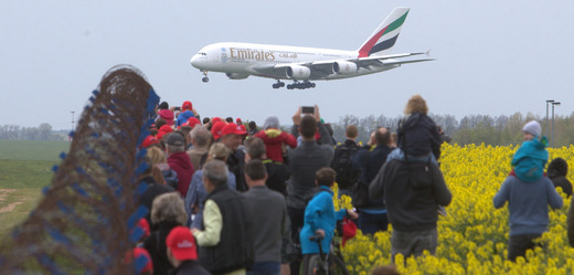 Obří Airbus A380 přistává v Praze.