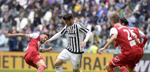 Álvaro Morata z Juventusu v obležení hráčů Carpi.