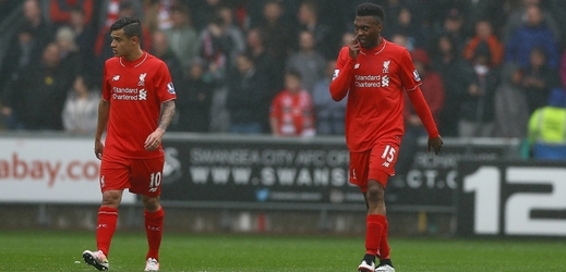 Zklamaní fotbalisté Liverpoolu Daniel Sturridge a Phillipe Coutinho.