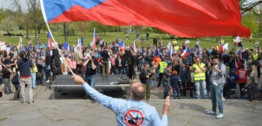 Demonstranti proti nelegální imigraci a proti údajné islamizaci Evropy se sešli 1. května na Letenské pláni v Praze k protestnímu pochodu.