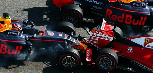 Daniil Kvjat takto "sundal" Sebastiana Vettela i stájového kolegu Daniela Ricciarda.
