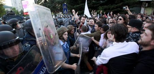 Češi se měli údajně účastnit opozičních protestů. 