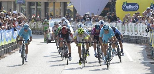 Cyklistický peloton Gira d'Italia. 