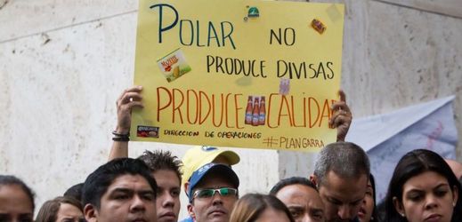 Demonstrace pracovníků největší venezuelské potravinářské společnosti Polar, kteří požadují, aby podnik dodržel závazky s dodavateli a dovozci a pokračoval v provozu.