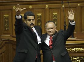 Venezuelský prezident Nicolás Maduro (vlevo) a viceprezident venezuelské vládní socialistické strany Diosdado Cabello.