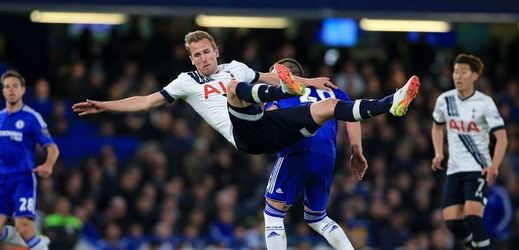 Útočník Tottenhamu Harry Kane po pondělní remíze 2:2 s Chelsea, která zajistila mistrovský titul Leicesteru, nechápal radost fotbalistů "Blues".