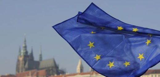 Vlajka EU a panorama Pražského hradu.
