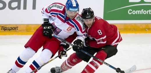Přípravné hokejové utkání ČR - Kanada, 3. května v Praze. Český reprezentant Robert Kousal (vlevo) a Chris Tanev z Kanady.