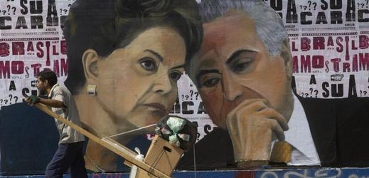 Ulice São Paula. Prezidentka Dilma Rousseffová na malbě s viceprezidentem Michelem Temerem.