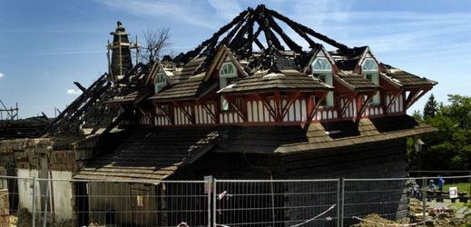 Požárem zničená chata Libušín na Pustevnách.