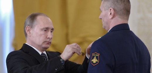 Prezident Putin udílí zlatou hvězdu Hrdiny Ruska.