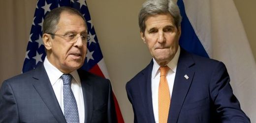 Ruský ministr zahraničí Sergej Lavrov (vlevo) a jeho americký protějšek John Kerry.
