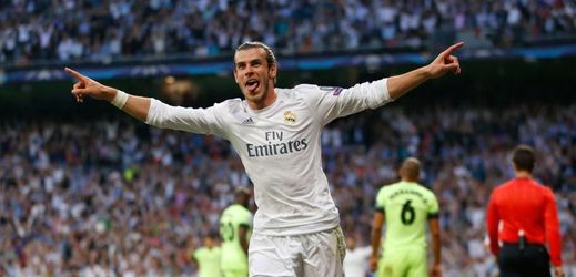 Gareth Bale slaví gól v brance Manchesteru City