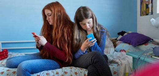 Teenageři podle průzkumu manipulují s mobilním telefonem nejméně každou hodinu.