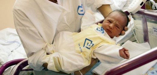 Loni se v Česku narodilo 110 800 dětí.
