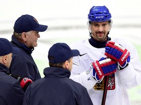 Tomáš Plekanec v rozpravě s trenéry Vladimírem Vůjtkem, Josefem Jandačem a Jiřím Kalousem.