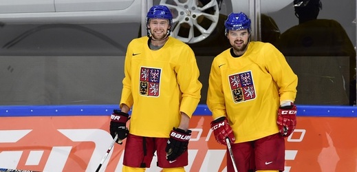 Trénink české hokejové reprezentace 4. května v Moskvě před zahájením mistrovství světa. Jiří Sekáč (vlevo) a Milan Doudera.