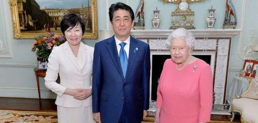 Premiér Abe s manželkou a britskou královnou Albžětou II. (vpravo).