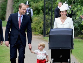 Prince William se synem Georgem a s manželkou Kate.