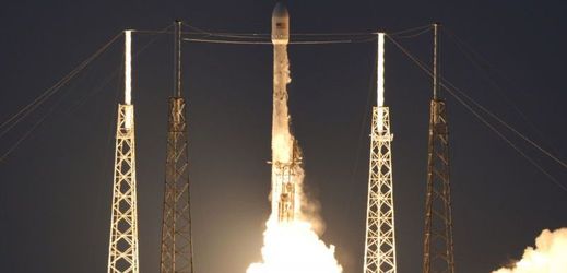 Raketa Falcon 9 při svém startu v březnu.