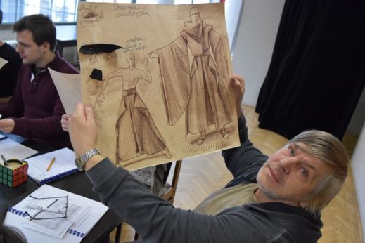 Návrh kostýmu Savonaroly výtvarníka Tomáše Kypty, který drží v rukou inspicient Petr Pazourek.