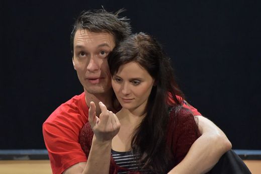 Herci Richard Vokůrka a Vladimíra Čapková během zkoušky hry Země je kulatá.