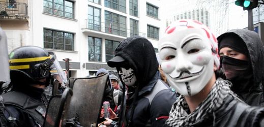 Zakrývání obličejů při protestech (ilustrační foto).
