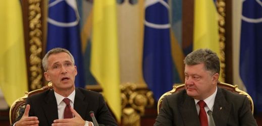 Šéf NATO Jens Stoltenberg (vlevo) a ukrajinský prezident Petro Porošenko.