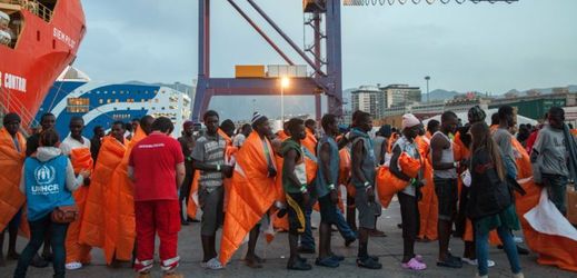 Zachránění migranti z Afriky v italském přístavu.