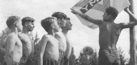 Ranní nástup s vlajkou v Masarykově táboře (snímek ze 30. let).