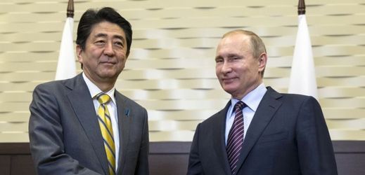 Japonský premiér Šinzó Abe a ruský prezident Vladimir Putin.