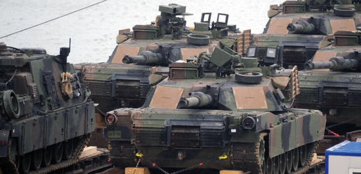 Americké tanky v gruzínském přístavu Poti. Zúčastní se cvičení Noble Partner 2016.