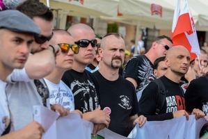 Stoupenci radikalismu se přidali do pochodu proti EU a polské vládě.