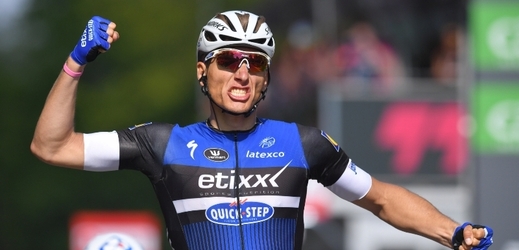Německý cyklista Marcel Kittel se raduje z vítězství v etapě.