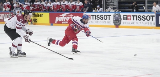 Kapitán české hokejové reprezentace Tomáš Plekanec střílí úvodní branku utkání.