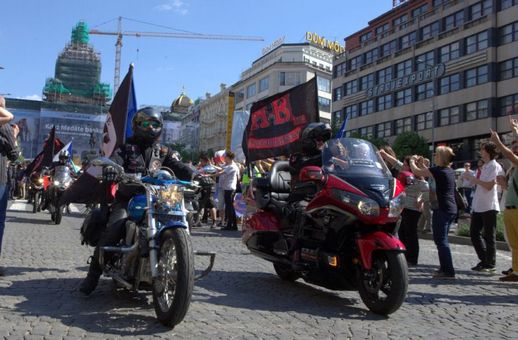 Prahou projeli i přes nevoli řady lidí členové a příznivci ruského motorkářského klubu Noční vlci.