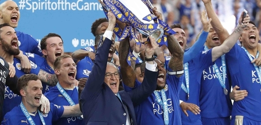 Trenér Leicesteru Claudio Ranieri a kapitán Wes Morgan zvedají nad hlavu pohár pro mistra ligy.