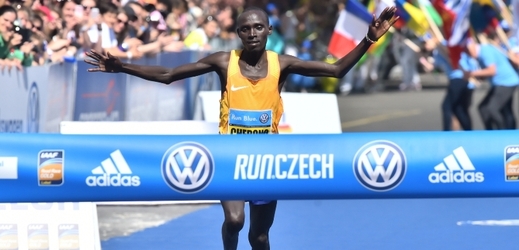 Keňský běžec Lawrence Cherono.