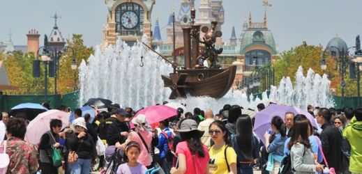 Tisíce lidí s VIP pozvánkami stály o víkendu fronty do zábavního parku Disneyland.