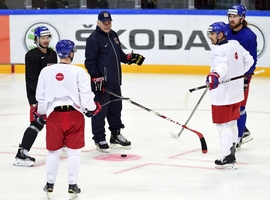 Rozprava trenéra hokejové reprezentace Vladimíra Vůjtka s hráči na tréninku.