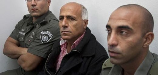 Obžalovaný Mordechaj Vanunu (uprostřed). 