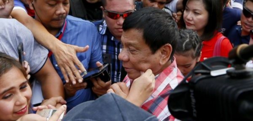 Jednasedmdesátiletý kandidát Rodrigo Duterte (uprostřed).