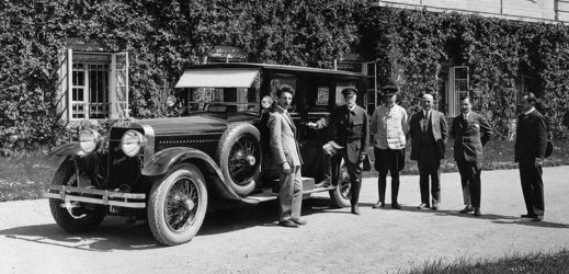 První automobil pouze s logem Škoda - luxusní limuzína Škoda - Hispano Suiza byla předána prezidentu Masarykovi.