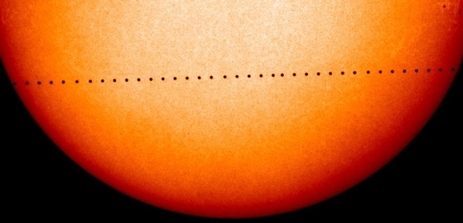 Rozfázovaný přechod Merkuru přes Slunce.