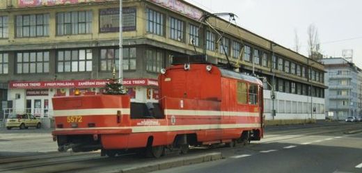 Pražská mazací tramvaj najezdí přes 200 kilometrů denně. 
